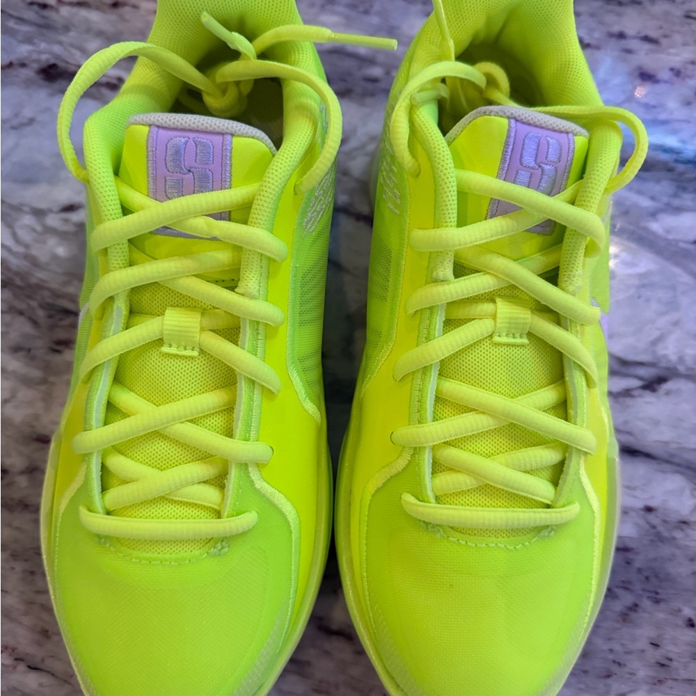 Nike Kids Sneakers in Neon Yellow